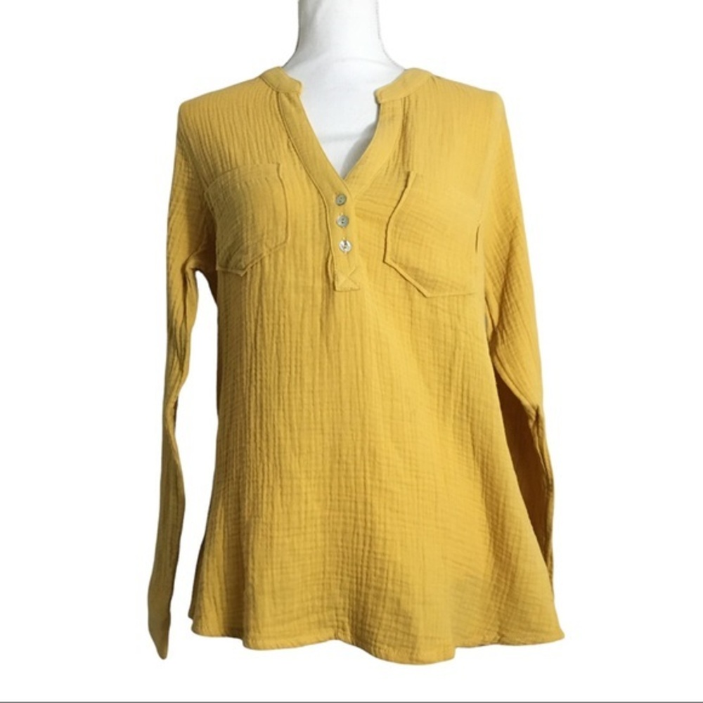 Mote 3 button long sleeve knit top. Sz Medium. New